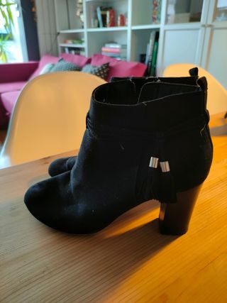 Botines tacón negras Esfera de segunda mano por 5 EUR en Oviedo en WALLAPOP