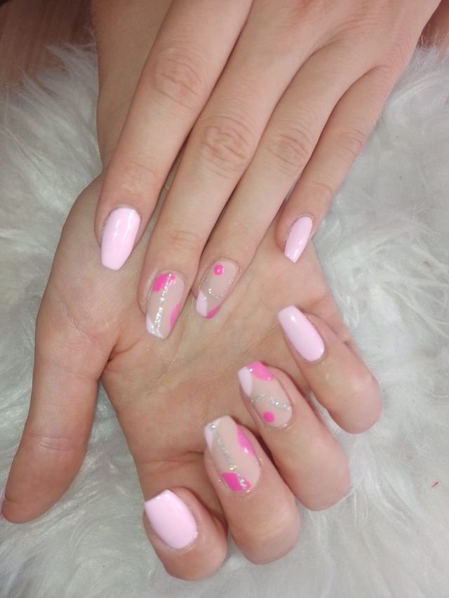 Uñas acrílicas, gel, y semipermanente