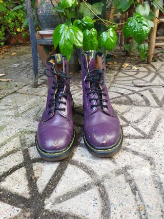 Botas Dr. Martens. Moradas 37,5 de segunda mano por 60 EUR en Madrid en  WALLAPOP