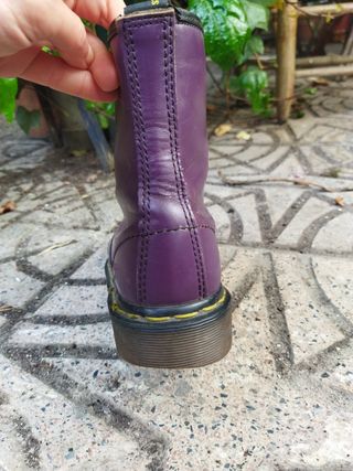 Botas Dr. Martens. Moradas 37,5 de segunda mano por 60 EUR en Madrid en  WALLAPOP