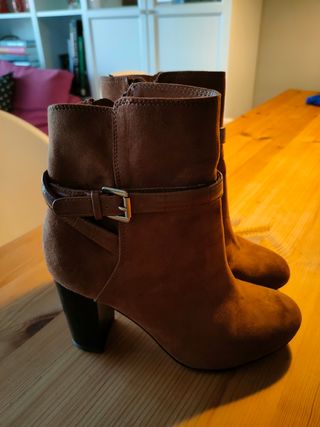 Botines tacón alto marrón de segunda mano por 5 EUR en Oviedo en WALLAPOP