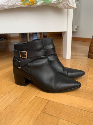 Botines negros piel Aldo de segunda mano por 12 EUR en Alcalá de Henares en  WALLAPOP