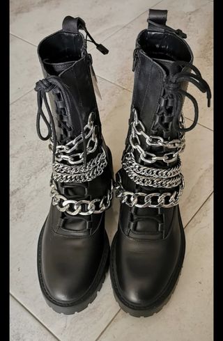 Botas de piel con cadenas de Zara de segunda mano por 30 EUR en Valencia en  WALLAPOP