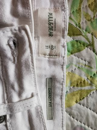 Pantalón blanco talla 40. Pull Bear de segunda mano por 8 EUR en El Puerto  de Santa María en WALLAPOP