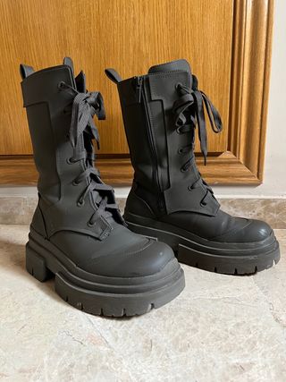 Botas engomadas Zara Verde Militar de segunda mano por 30 EUR en Albal en  WALLAPOP