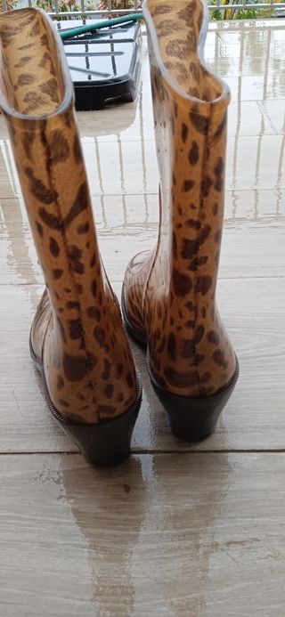 Botines de agua o Katiuskas con tacón Talla XL de segunda mano por 12 EUR  en Calonge en WALLAPOP
