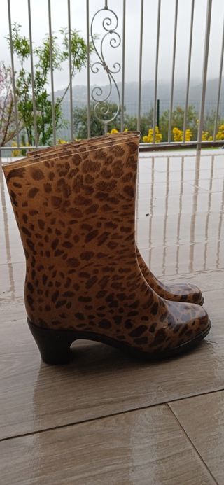 Botines de agua o Katiuskas con tacón Talla XL de segunda mano por 12 EUR  en Calonge en WALLAPOP