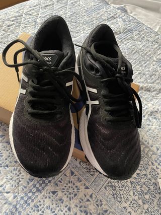 Zapatillas Asícs nimbus 22 negras de segunda mano por 100 EUR en San  Agustín del Guadalix en WALLAPOP