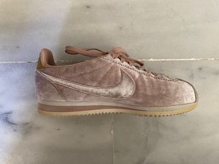 Nike Cortez Rosa terciopelo de segunda mano por 20 EUR en Marbella en  WALLAPOP
