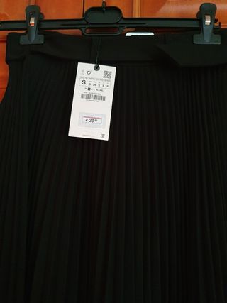 Falda plisada negra. 38 Zara de segunda mano por 20 EUR en Madrid en  WALLAPOP