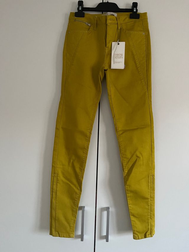 Pantalón mostaza, cremallera tobillera