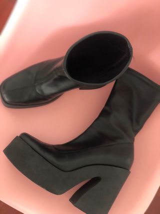 Botas Bershka 2022 de segunda mano por 24 EUR en Espiño en WALLAPOP