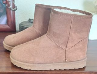 Botas planas borreguito interior. de segunda mano por 5 EUR en Córdoba en  WALLAPOP