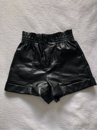 Pantalón corto efecto piel de Zara de segunda mano por 10 EUR en Reboredo  en WALLAPOP