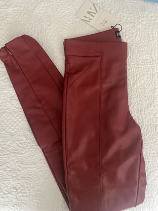 Pantalón de cuero granate de segunda mano por 5 EUR en Mira-Sol en WALLAPOP