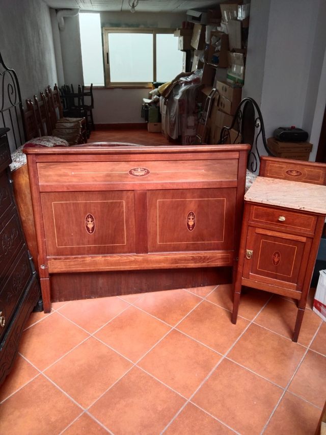 CABEZERO  de  epoca modernista con  marqueteria