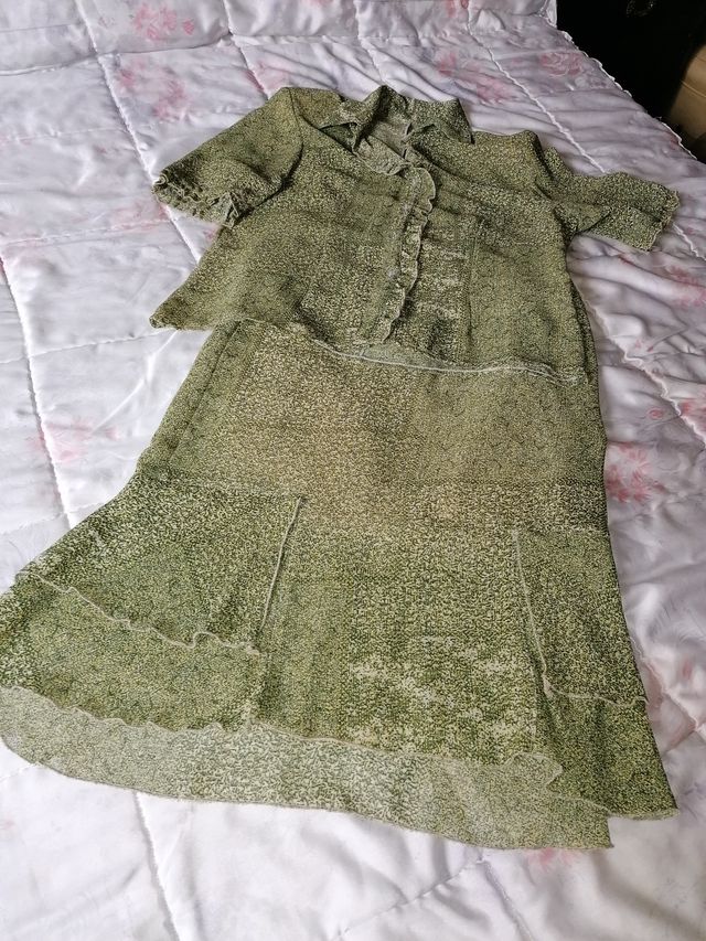 Falda y blusa verdes con vuelos