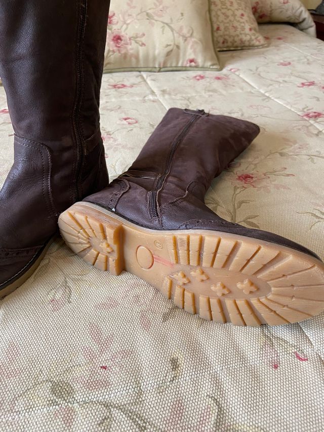 Botas altas de piel de Unisa color marrón