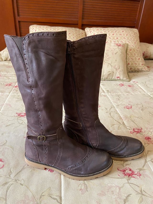 Botas altas de piel de Unisa color marrón