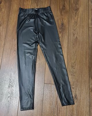 Leggins tipo cuero Bershka de segunda mano por 10 EUR en Palma de Mallorca  en WALLAPOP