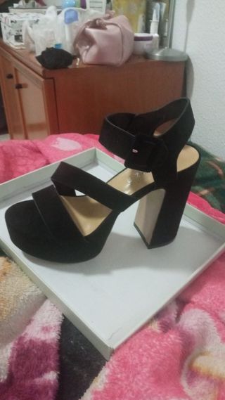 Tacones negros MARYPAZ de segunda mano por 13 EUR en Sevilla en WALLAPOP