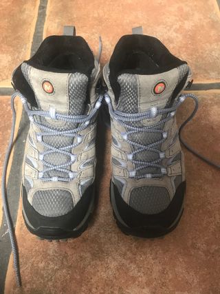 Botas montaña Merrell Impermeables mujer de segunda mano por 95 EUR en  Colonia Covibar en WALLAPOP