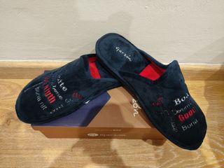 Zapatillas descanso hombre talla 47 de segunda mano por 25 EUR en Barcelona  en WALLAPOP
