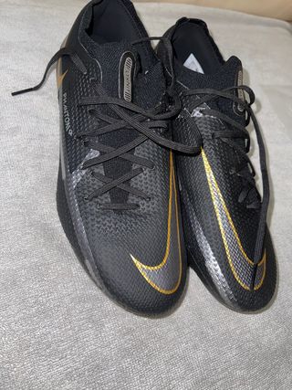 Botas de fútbol gama media de segunda mano en Barcelona en WALLAPOP