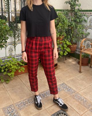 Pantalón de cuadros negro y rojo de segunda mano por 5 EUR en Barcelona en  WALLAPOP