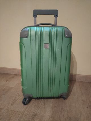 Maleta verde faraway tamaño cabina avion de segunda mano por 15 EUR en  Barcelona en WALLAPOP