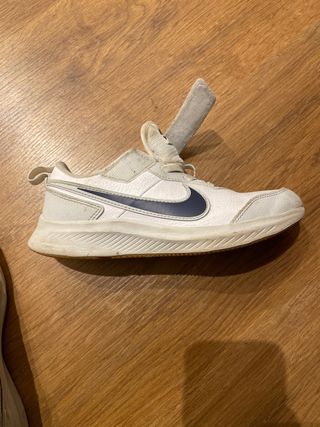 Zapatillas Nike blancas número 32 de segunda mano por 8 EUR en Sant Pere de  Ribes en WALLAPOP