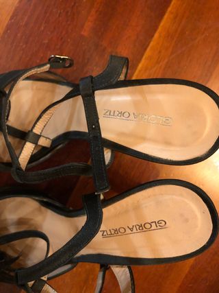 Sandalias negras de fiesta de Gloria Ortiz de segunda mano por 25 EUR en  Getxo en WALLAPOP