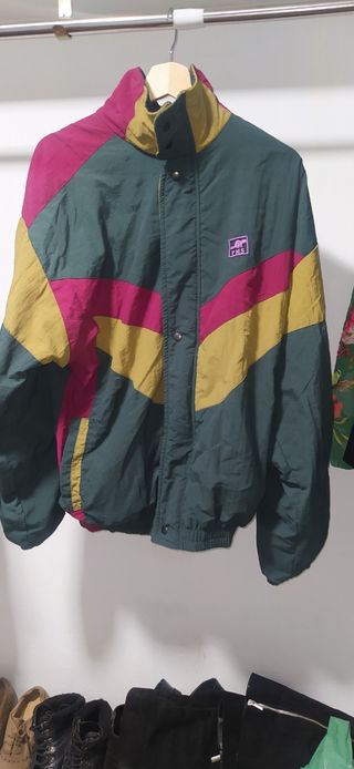 Chándal Tactel estilo 80\\/90s de segunda mano por 15 EUR en Calafell en  WALLAPOP