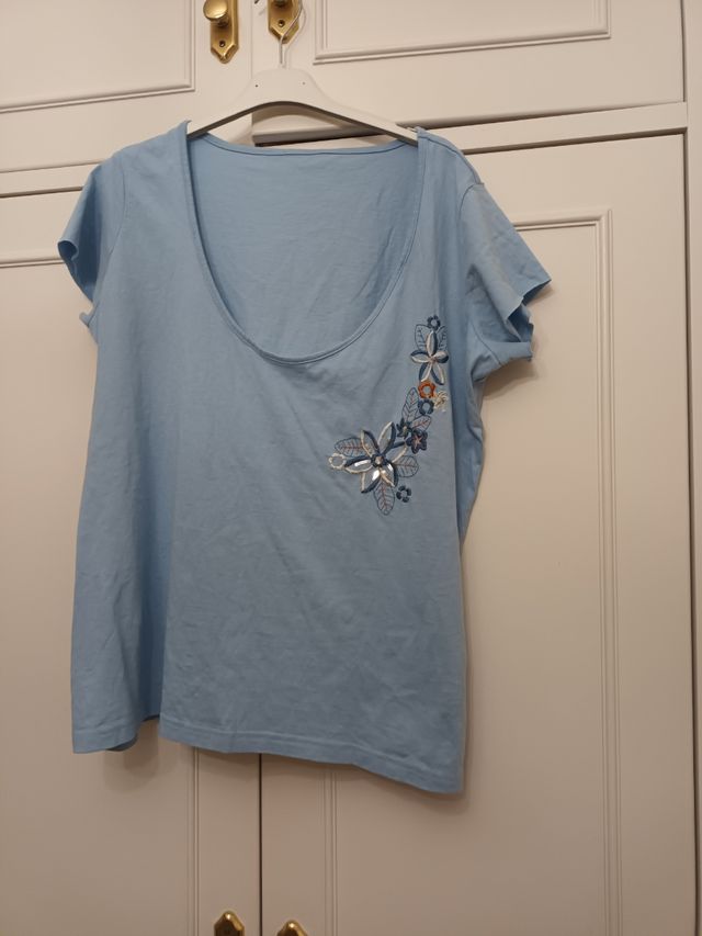 Camiseta d chica azul cielo con bordado es bonita.