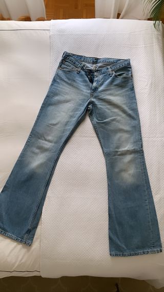 Levi\\'s acampanados de hombre de segunda mano por 26 EUR en Pamplona en  WALLAPOP
