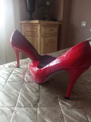 Zapatos rojos tacón Gloria Ortiz t38 de segunda mano por 25 EUR en  Fuenlabrada en WALLAPOP