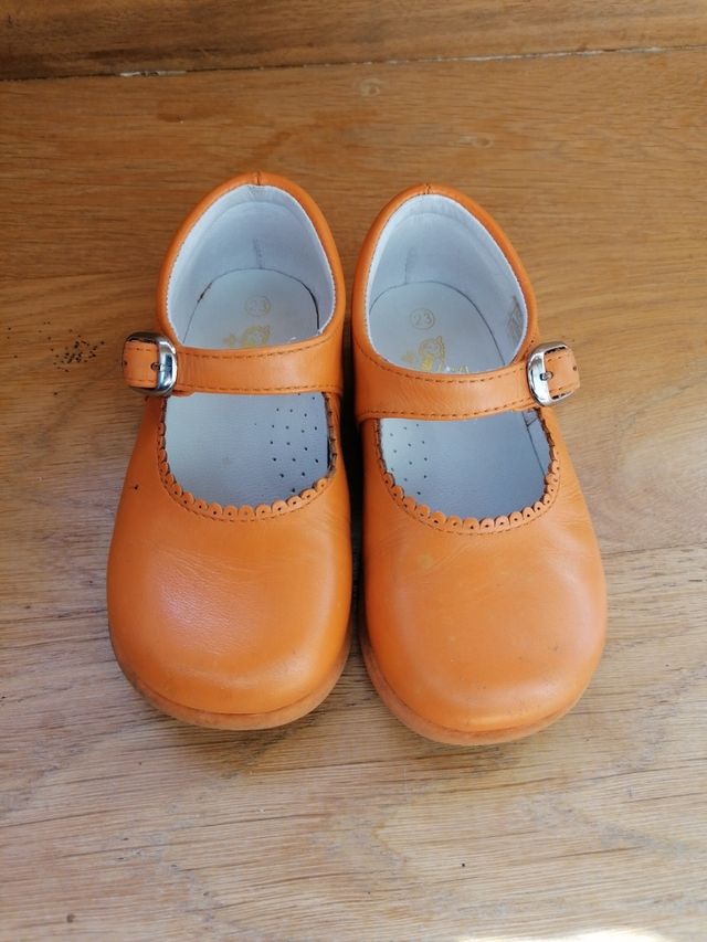 Zapatos niña. Talla 23. Piel.