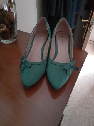 Zapatos fiesta verde botella de segunda mano por 8 EUR en Bollullos de la  Mitación en WALLAPOP