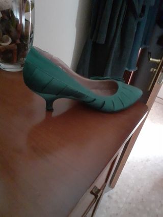 Zapatos fiesta verde botella de segunda mano por 8 EUR en Bollullos de la  Mitación en WALLAPOP