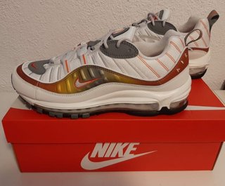 Nike Air Max 98 Doradas y Blancas *NUEVAS* de segunda mano por 80 EUR en  Móstoles en WALLAPOP