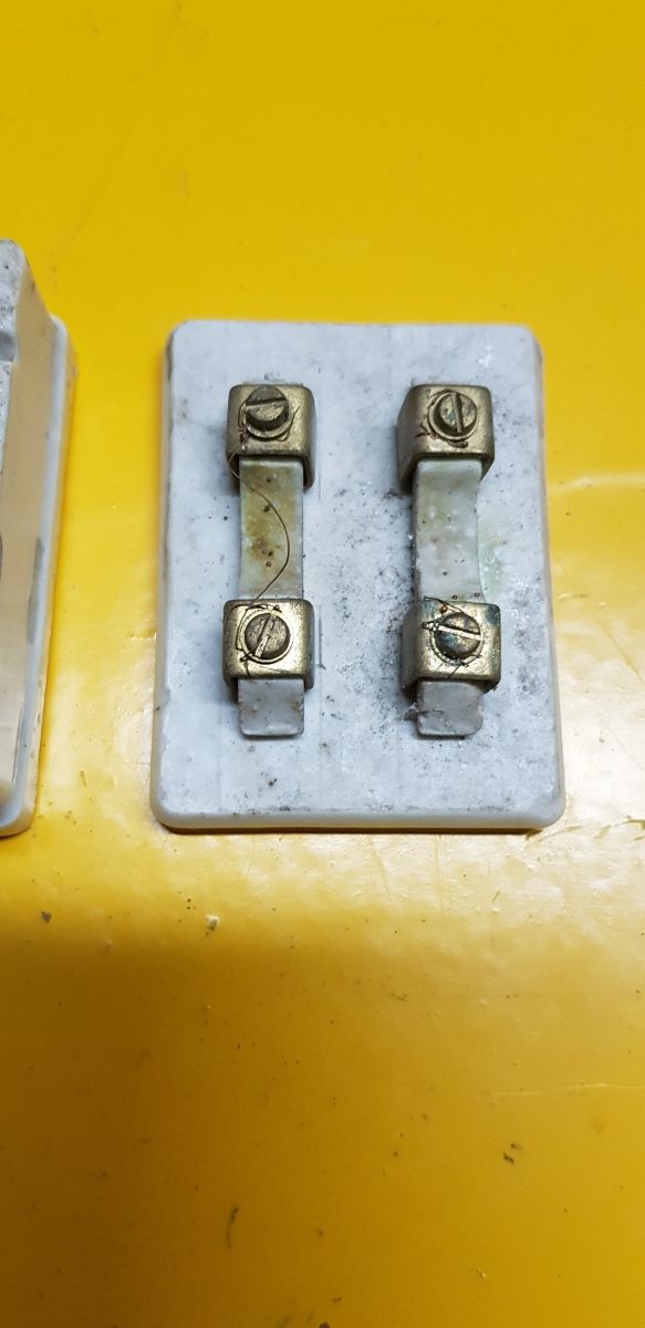 portafusibles cerámico antiguo