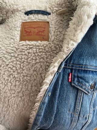 Cazadora vaquera borreguito Levis de segunda mano por 50 EUR en  Vitoria-Gasteiz en WALLAPOP