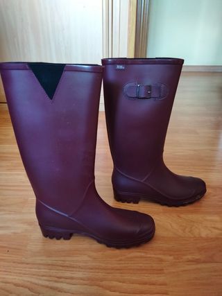 Botas de agua granates de segunda mano por 35 EUR en San Fernando de  Henares en WALLAPOP