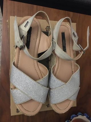 SANDALIAS CON PLATAFORMA DE MUSTANG Y PLATEADAS de segunda mano por 30 EUR  en Sevilla en WALLAPOP