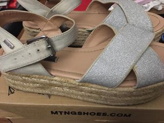 SANDALIAS CON PLATAFORMA DE MUSTANG Y PLATEADAS de segunda mano por 30 EUR  en Sevilla en WALLAPOP