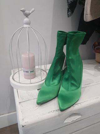 Botines calcetín elásticos verdes raso saten Zara de segunda mano por 35  EUR en Paracuellos de Jarama en WALLAPOP