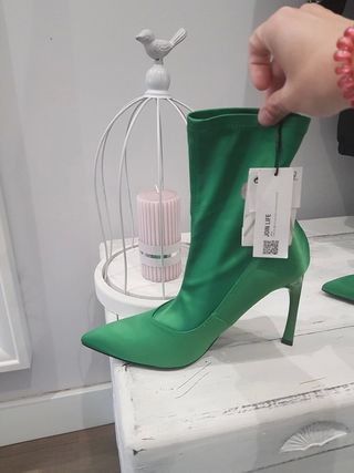 Botines calcetín elásticos verdes raso saten Zara de segunda mano por 35  EUR en Paracuellos de Jarama en WALLAPOP
