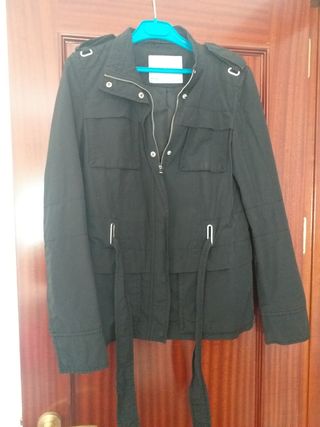 Zara chaqueta negra poco uso primavera de segunda mano por 8 EUR en Mairena  del Aljarafe en WALLAPOP