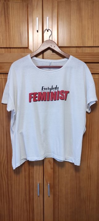 Camiseta Stradivarius L de segunda mano por 5 EUR en Navalmoral de la Mata  en WALLAPOP