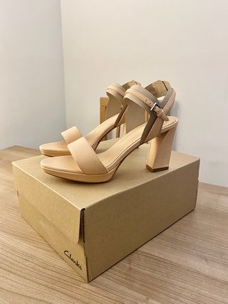 Sandalias de tacón Clarks Nuevas de segunda mano por 62 EUR en Barcelona en  WALLAPOP